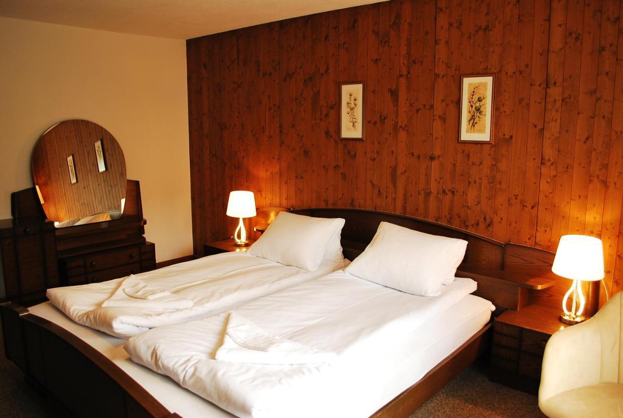 Rooms With Private Bathrooms Saas im Prattigau Exterior foto