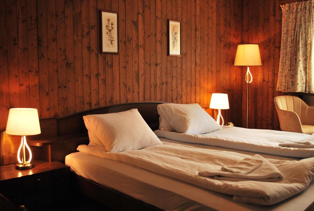 Rooms With Private Bathrooms Saas im Prattigau Exterior foto